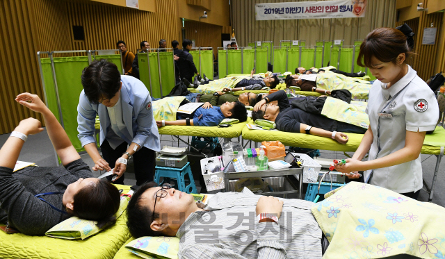 8일 오전 서울시청에서 열린 '2019년 하반기 사랑의 헌혈 행사'에 참가한 서울시 공무원들이 헌혈하고 있다. 이날 서울시는 직원들로부터 기부 받은 헌혈증서 584매를 한국백혈병어린이재단에 기증했다./오승현기자 2019.11.08