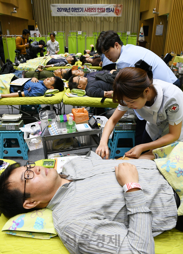 8일 오전 서울시청에서 열린 '2019년 하반기 사랑의 헌혈 행사'에 참가한 서울시 공무원들이 헌혈하고 있다. 이날 서울시는 직원들로부터 기부 받은 헌혈증서 584매를 한국백혈병어린이재단에 기증했다./오승현기자 2019.11.08