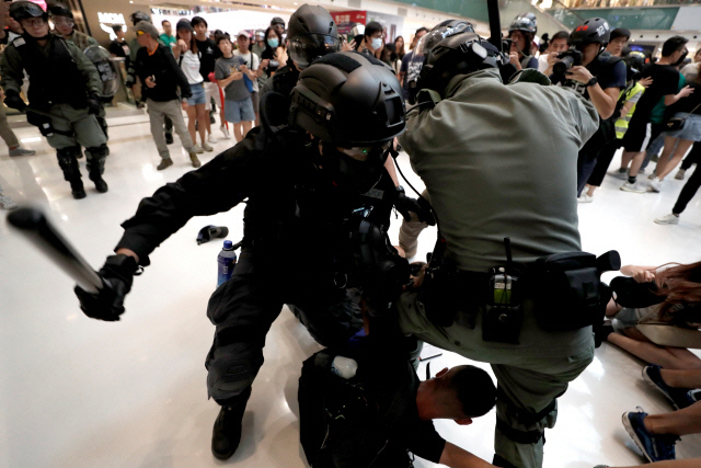 지난 3일 민주화 확대를 요구하는 반정부 시위에 참가한 남성이 경찰로부터 구타를 당하고 있다./홍콩=로이터연합뉴스