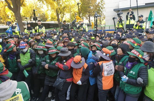 한국도로공사에 직접고용을 요구하는 톨게이트 요금 수납원 노조원들이 청와대 앞에서 행진을 하다가 경찰과 충돌하고 있다. /연합뉴스