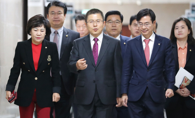 황교안 자유한국당 대표를 비롯한 한국당 최고위원들이 회의실로 들어가는 모습./연합뉴스