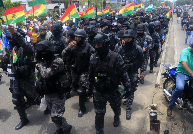 9일(현지시간) 볼리비아 산타크루스에서 경찰들이 에보 모랄스 대통령의 퇴진을 촉구하는 시위에 동참하고 있다./산타크루스=EPA연합뉴스