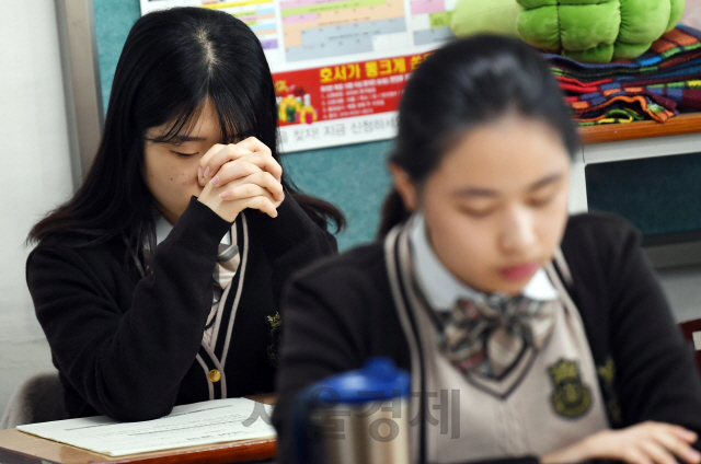 지난 15일 서울 마포구 서울여자고등학교에서 3학년 학생들이 올해 마지막 수능 모의고사를 치르고 있는 모습./성형주기자