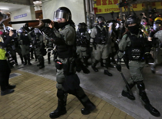 홍콩 시위대 향해 총 겨눈 경찰./AP연합뉴스