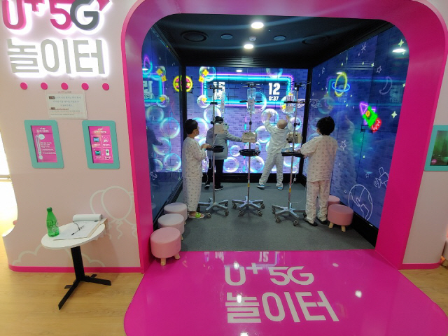 경남 양산 부산대학고 어린이병원에 마련된 U+5G 놀이터를 찾은 어린 환자들이 비눗방울 터뜨리기 게임을 하고 있다./양산=임진혁기자