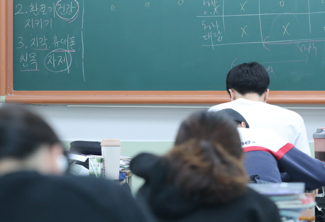 대학수학능력시험을 앞두고 서울 노량진종로학원에서 수험생들이 막바지 공부에 열중하고 있다./연합뉴스