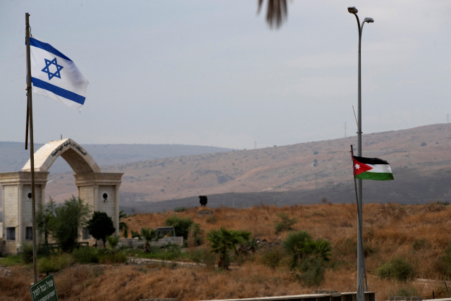 이스라엘과 요르단 국경 인근인 ‘바쿠라’ 지역에 이스라엘과 요르단 국기가 펄럭이고 있다./로이터연합뉴스