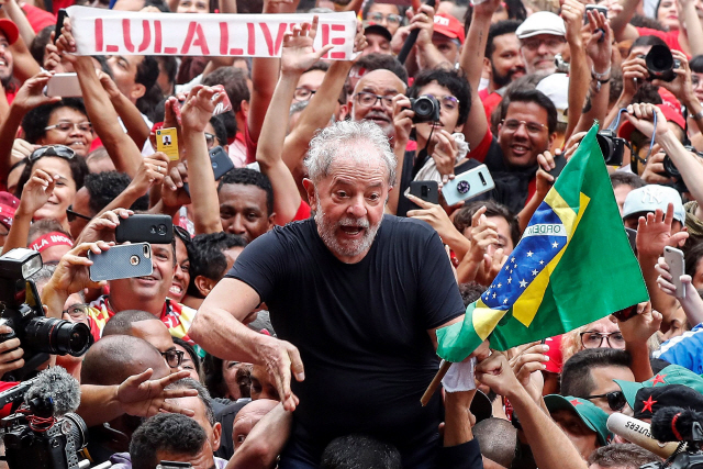 루이스 이나시우 룰라 다 시우바 전 브라질 대통령이 9일(현지시간) 브라질 상파울루주에서 열린 대규모 환영행사에 참석해 지지자들의 환호를 받고 있다./상베르나르두캄푸=EPA연합뉴스