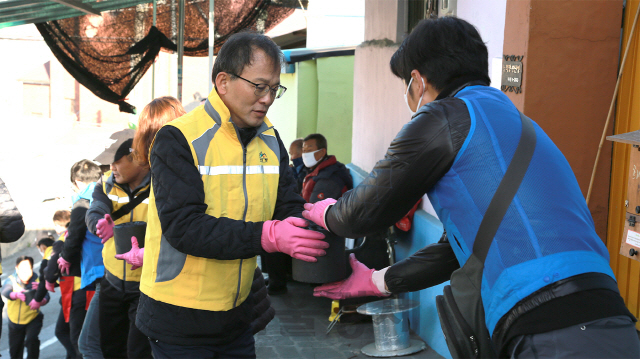 박종호(사진 오른쪽에서 두번째) 산림청 차장과 봉사동아리 회원 등이 월동준비 연탄 나눔 봉사활동을 펼치고 있다. 사진제공=산림청
