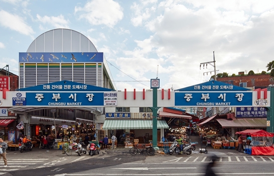 서울미래유산으로 지정된 국내 최대 건어물시장인 신중부시장 1, 2번 입구 전경.