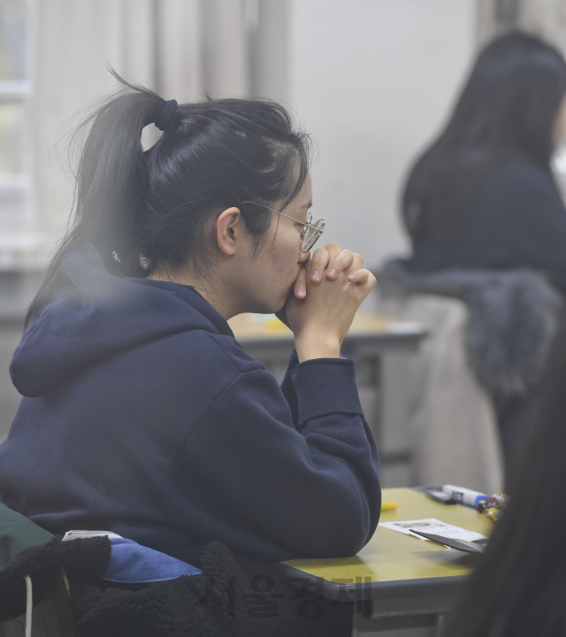 2019학년도 대학수학능력시험일인 작년 15일 오전 서울 강남구 개포고등학교에서 수험생들이 시험 준비를 하고 있다./송은석기자
