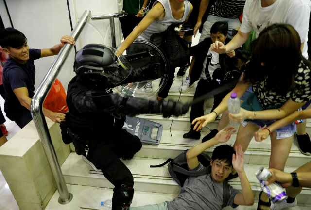 지난 3일 홍콩 타이포 지역의 한 쇼핑몰에서 민주화 확대를 요구하는 반정부 시위대가 경찰의 체포 시도에 저항하고 있다./연합뉴스
