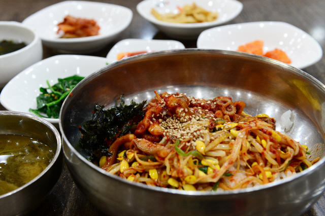독천식당의 낙지비빔밥.