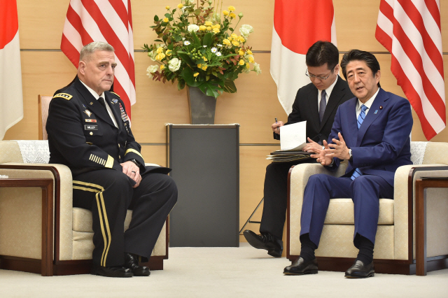 아베 신조(오른쪽) 일본 총리가 12일(현지시간) 도쿄 관저에서 마크 밀리 미국 합참의장을 면담하고 있다. /도쿄=AFP연합뉴스