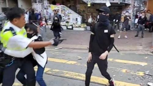 11일 차우 모 씨를 향해 총을 쏘는 홍콩 경찰/AFP통신=연합뉴스