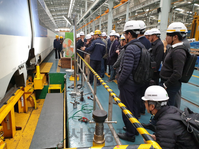 한국철도 협력회사 직원들이 경기 고양시 수도권철도차량정비단에서 현장시찰 교육을 받고 있다. 사진제공=한국철도