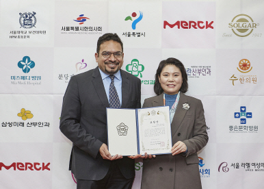 지난 11일 중구 세종대로 한국프레스센터에서 열린 ‘제 6회 난임 가족의 날’ 행사에서 한국머크 바이오파마 사업부 총괄 자베드 알람(Javad Alam·왼쪽) 제너럴 매니저가 국회보건복지위원장 표창 수상 후 박춘선 한국난임가족연합회 회장과 기념 촬영을 하고 있다./사진제공=한국머크