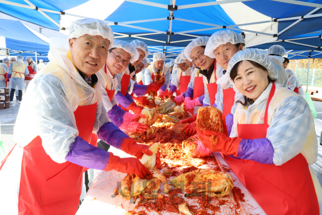 한전원자력연료 정상봉(사진 왼쪽에서 첫 번째) 사장을 비롯한 임직원과 자원봉사자들이 이웃에 나눌 김장김치를 담그고 있다. 사진제공=한전원자력연료