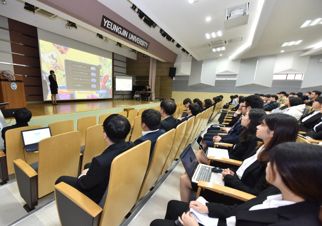 영진전문대 ‘일본IT기업주문반’ 학생들이 프로젝트 발표를 하고 있다. /제공=영진전문대학