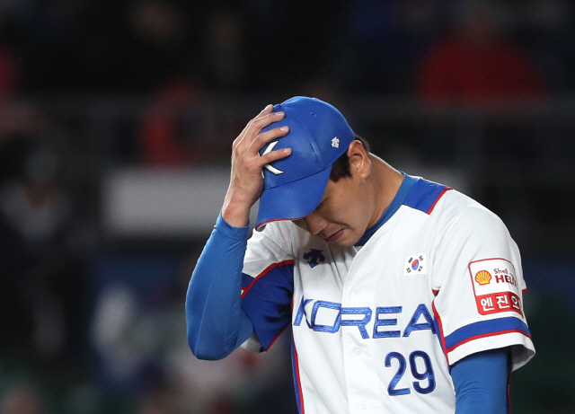 한국 야구 대표팀의 선발투수 김광현이 12일 프리미어12 대만전에서 4회에 교체돼 내려가며 고개를 숙인 채 아쉬워하고 있다. /연합뉴스
