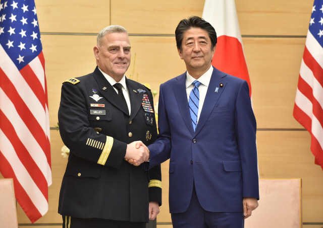 마크 밀리 미 합참의장이 지난 12일 일본 도쿄 관저에서 아베 신조 일본 총리와 악수하고 있다./AFP연합뉴스