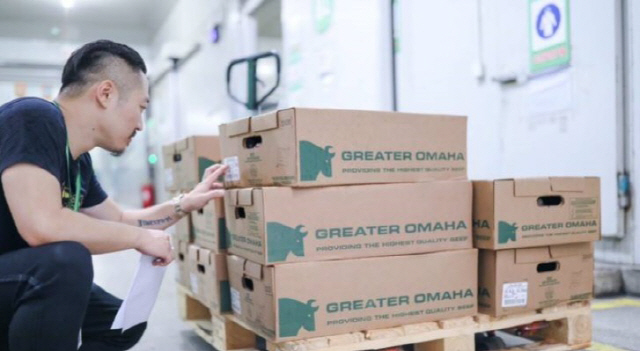 미국 프리미엄 소고기 생산업체 ‘그레이터 오마하’ 직원이 네브라스카주 공장에서 소고기를 출하하고 있다./사진제공=그레이터 모마하 한국지사