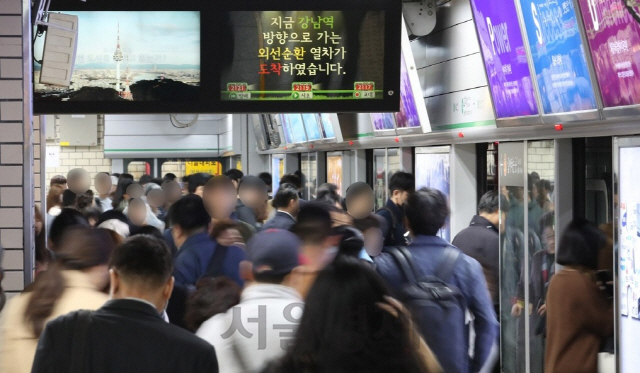 지난달 10일 오전 서울 지하철 2호선 열차 운행이 20분가량 지연됐을 당시 2호선 플랫폼./연합뉴스