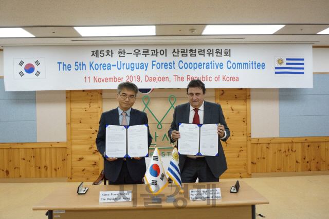 고기연(사진 왼쪽) 산림청 국제산림협력관과 우루과이 농축수산부 뻬드로 쑤스(〃오른쪽) 산림국장이 한·우루과이 산림협력위원회 합의회의록에 서명한 뒤 기념촬영을 하고 있다. 사진제공=산림청