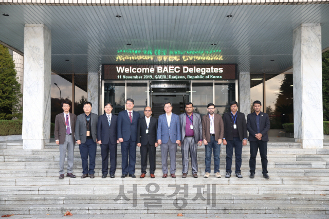 한국원자력연구원 관계자들이 ‘원자력연-BAEC 연구용 원자로 워크숍’에 참석한 방글라데시 원자력위원회 관계자들과 기념촬영을 하고 있다. 사진제공=한국원자력연구원