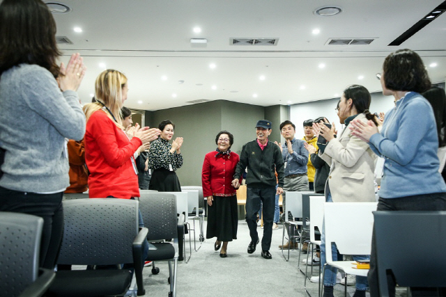 임갑지(오른쪽) 맥도날드 크루가 지난 8일 한국맥도날드 본사에서 열린 은퇴식에서 부인 최정례씨와 입장하고 있다. /사진제공=맥도날드