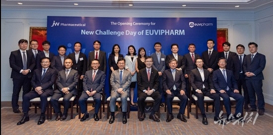 JW중외제약은 베트남 호치민 파크하얏트 사이공 호텔에서 유비팜 출범식을 진행했다고 밝혔다./사진제공=JW중외제약