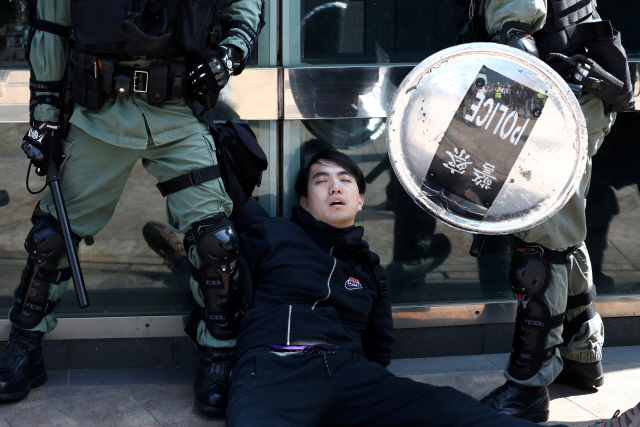 홍콩 경찰이 13일 센트럴 지역에서 시위를 벌이던 청년을 체포하고 있다.    /로이터연합뉴스