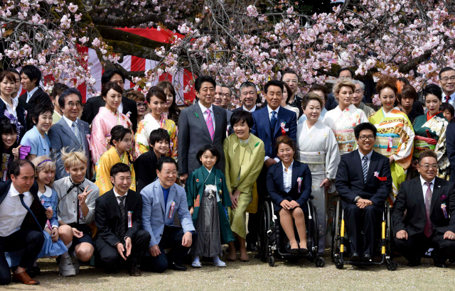 지난 2017년 4월 15일(현지시간) 아베 신조(두번째줄 가운데) 일본 총리가 도쿄에서 열린 ‘사쿠라 나들이 모임’ 행사에서 참석자들과 기념사진을 찍고 있다. /도쿄=AFP연합뉴스