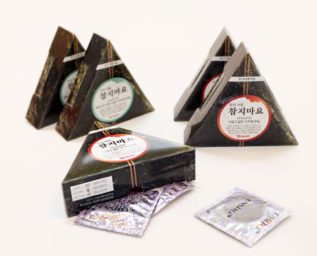 ‘참지마요’가 판매하고 있는 삼각김밥 모양의 콘돔 패키지./참지마요 홈페이지 캡처