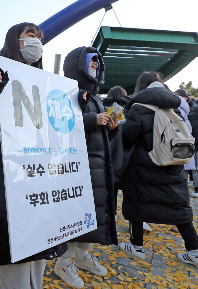 2020학년도 대학수학능력시험이 치러지는 14일 오전 강원 춘천 사대부고에 마련된 시험장에서 후배들이 고사장으로 향하는 수험생을 응원하고 있다./춘천=연합뉴스