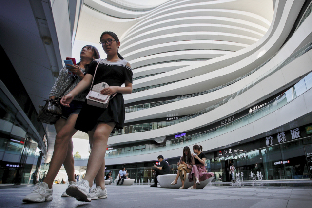 중국 베이징의 한 상업빌딩 모습. /AP연합뉴스