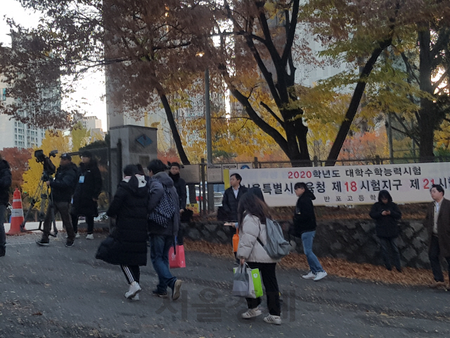 2020학년도 대학수학능력시험이 치러진 14일 오전 서울 서초구 반포고 정문에서 수험생들이 고사장으로 들어가고 있다. /김지영 기자