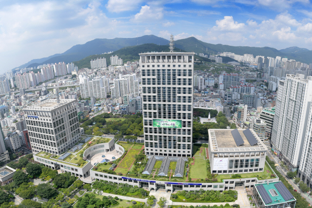 부산시는 사회재난으로 분류된 미세먼지 발생에 대비하고자 재난대응 모의훈련을 한다. 부산시청사./사진제공=부산시