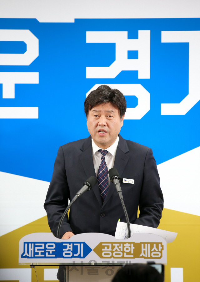 김용 경기도 대변인이 14일 오후 경기도청 브리핑룸에서 ‘경기도형 스마트모빌리티 추진전략’에 대해 설명하고 있다. /사진제공=경기도