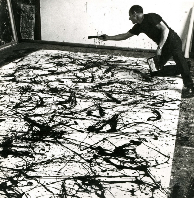 바닥에 펼쳐놓은 화폭에 페인트를 흘리는 잭슨 폴록. 1950년