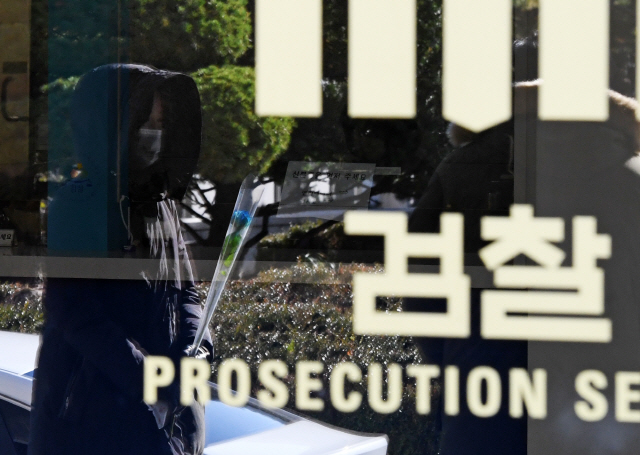 조국 전 법무부 장관이 소환된 14일 서울 서초구 서울중앙지검 입구에서 지지자들이 파란 장미를 들고 있다./성형주기자