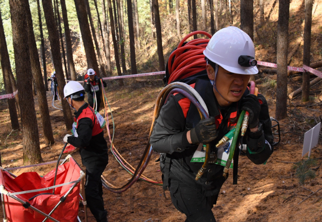 전국 산불지상진화 경연대회에서 진화대원들이 산불진화역량을 겨루고 있다. 사진제공=산림청