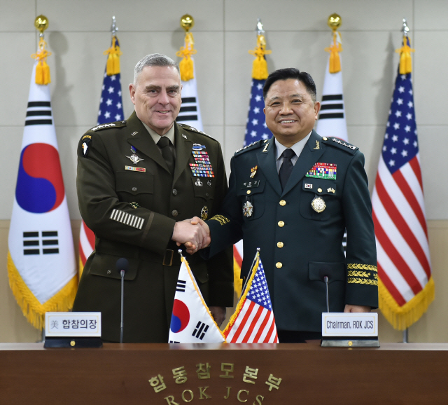 박한기(오른쪽) 합참의장과 마크 밀리 미국 합참의장이 14일 서울에서 열린 제44차 군사위원회(MCM) 회의에서 기념촬영을 하고 있다. /연합뉴스