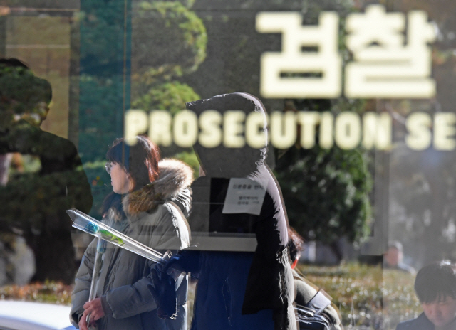 조국 전 법무부 장관이 소환된 14일 서울 서초구 서울중앙지검 입구에서 지지자들이 파란 장미를 들고 있다.  /성형주기자