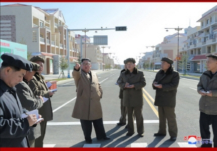 김정은 북한 국무위원장이 양강도 삼지연군 건설 현장을 시찰했다고 조선중앙통신이 10월 16일 보도했다./연합뉴스