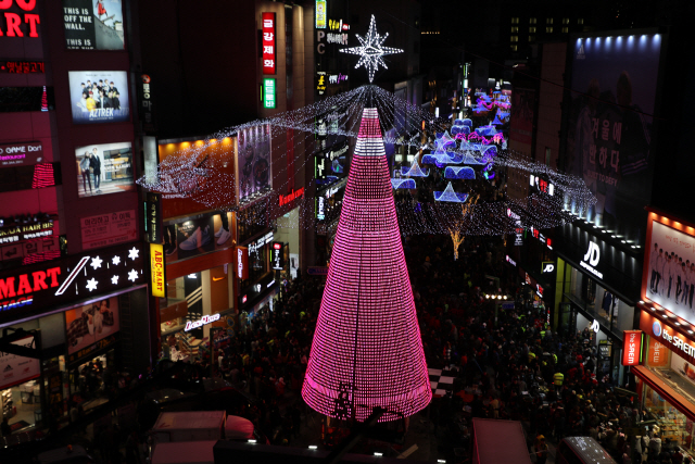 아시아를 대표하는 겨울축제로 자리매김한 부산크리스마스트리문화축제가 광복로에서 15일부터 열린다. 지난해 부산크리스마스트리문화축제 메인트리./사진제공=중구