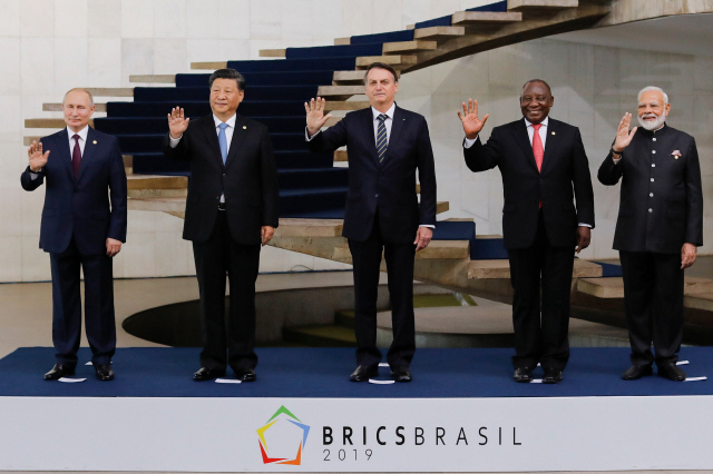 14일(현지시간) 브라질 수도 브라질리아에서 열린 브릭스(BRICS·브라질, 러시아, 인도, 중국, 남아프리카공화국의 신흥 경제 5개국) 제11차 정상회의에 참석한 5개국 정상들이 기념사진을 위해 포즈를 취하고 있다. 왼쪽부터 블라디미르 푸틴 러시아 대통령, 시진핑 중국 국가주석, 자이르 보우소나루 브라질 대통령, 시릴 라마포사 남아공 대통령, 나렌드라 모디 인도 총리. /브라질리아=AFP연합뉴스