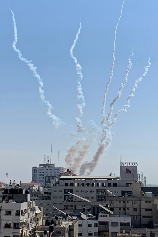 14일(현지시간) 이스라엘 한 건물에서 팔레스타인 가자지구에서 이스라엘로 발사된 것으로 추정되는 로켓 공격으로 인해 연기가 나고 있다./가자지구=로이터연합뉴스 팔레