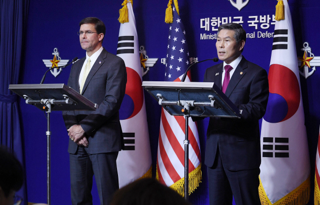 정경두 국방부 장관과 마크 에스퍼 미 국방부 장관이 15일 서울 용산구 국방부에서 제51차 한·미 안보협의회(SCM) 고위회담에서 공동 기자회견을 하고 있다./사진공동취재단