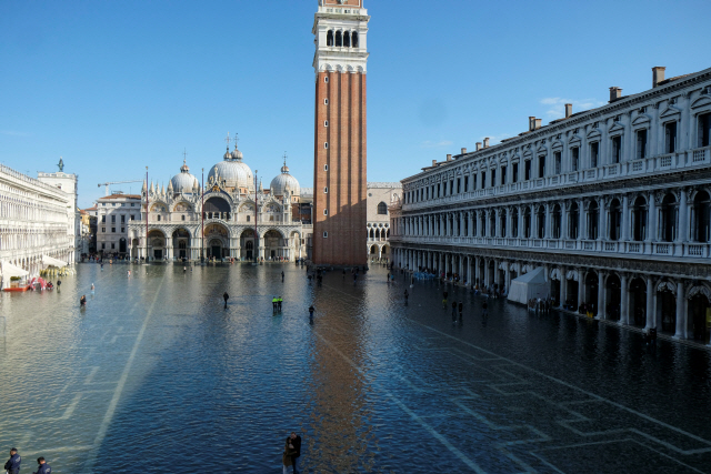 53년 만의 최악 홍수 사태를 겪고 있는 이탈리아 베네치아의 산마르코 광장이 14일(현지시간) 물에 잠겨 있다. /연합뉴스